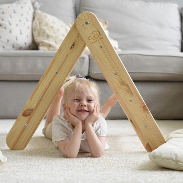 Rožinės spalvos/natūralios spalvos laipiojimo trikampis iš pušies masyvo 61x60x60 cm Montessori – Meowbaby-image-2