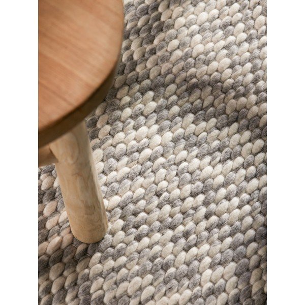 Rankų darbo šviesiai pilkos spalvos/kreminės spalvos iš vilnos apvalios formos kilimas ø 160 cm Lyon Beans – Elle Decoration-image-1