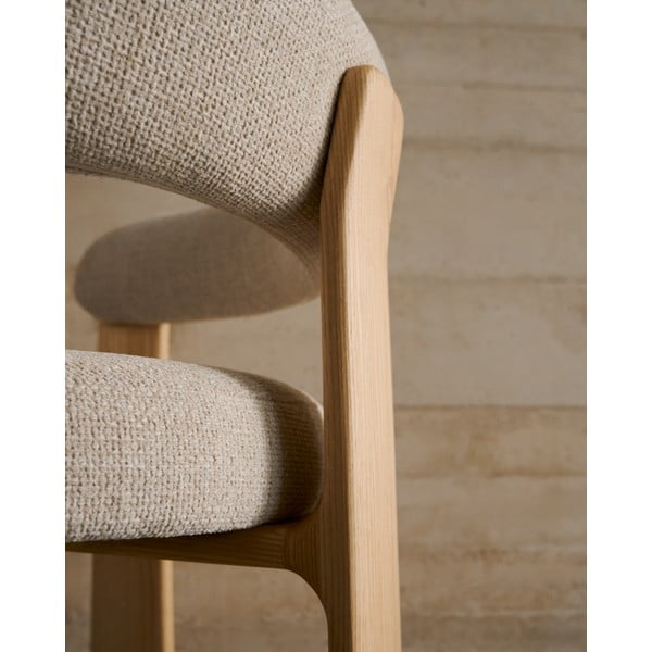 Smėlio spalvos/natūralios spalvos iš uosio masyvo valgomojo kėdė su porankiais Granite – Kave Home-image-2