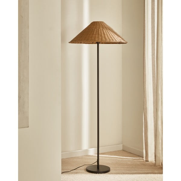Pastatomas šviestuvas juodos spalvos/natūralios spalvos (aukštis 154 cm) su rotango gaubtu Urania – Kave Home-image-1