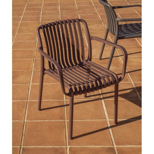 Rudos spalvos plastikinė sodo kėdė Isabellini – Kave Home-image-1