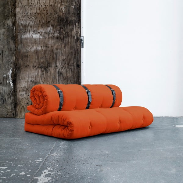 Kintama sofa su baltais dygsniuotos odos dirželiais "Karup Buckle Up Orange