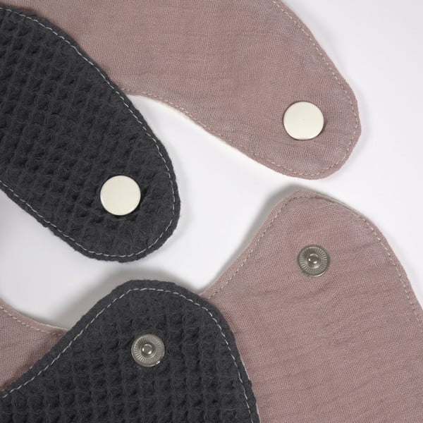 2 rožinės ir pilkos spalvos medvilninių seilinukų rinkinys su kišene Kave Home Maren-image-2