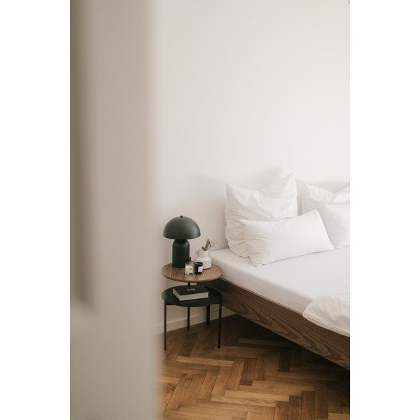 Juodos spalvos/tamsios natūralios spalvos naktinis staliukas su riešutmedžio dekoro stalviršiu Tu – noo.ma-image-2