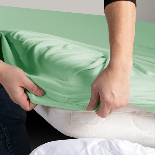 Šviesiai žalios spalvos iš Jersey audinio paklodė su guma 160x200 cm Amber – Restilo-image-3