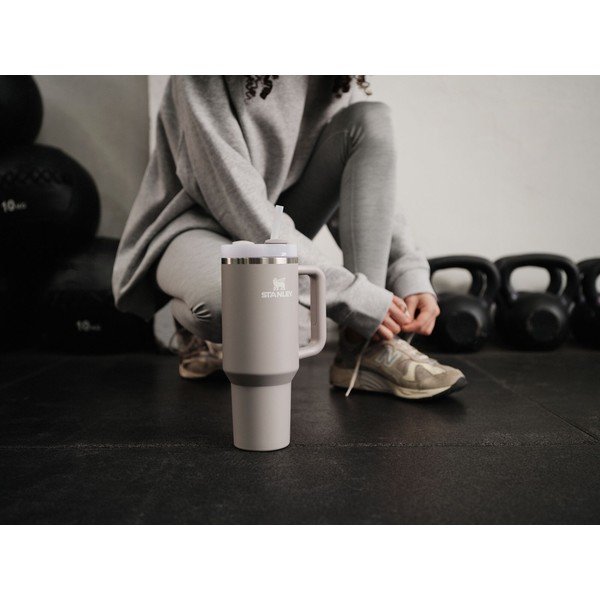 Šviesiai pilkos spalvos iš nerūdijančio plieno su šiaudeliu termosas 890 ml Quencher H2.O FlowState™ Tumbler Ash – Stanley-image-1