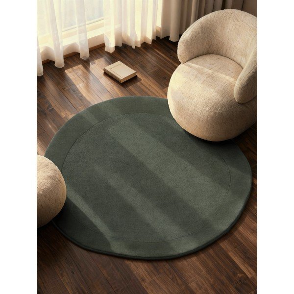 Rankų darbo tamsiai žalios spalvos apvalios formos kilimas iš vilnos mišinio ø 160 cm Kari Organic – Villeroy&Boch-image-1