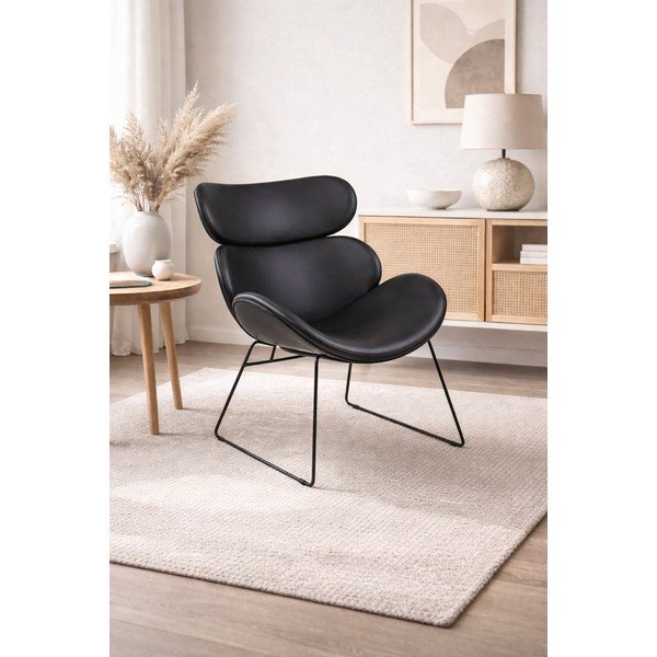 Juodas dirbtinės odos fotelis su juodomis kojomis Actona Cazar-image-1