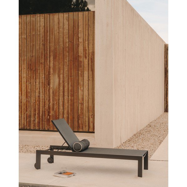 Metalinis sodo šezlongas juodos spalvos Canutells – Kave Home-image-1