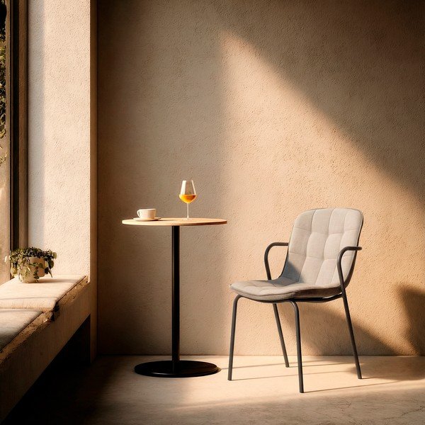 Šviesiai pilkos spalvos iš audinio valgomojo kėdė su porankiais Angie – Marckeric-image-1