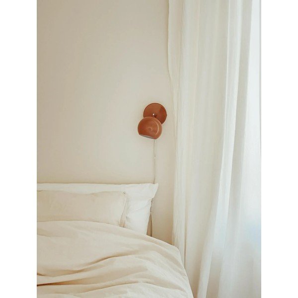 Rudos spalvos sieninė lempa su kištuku Pop – Markslöjd-image-1