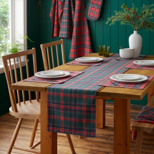 Iš medvilnės stalo takelis su Kalėdų motyvu 220x32 cm Christmas Tartan Check – Catherine Lansfield-image-2