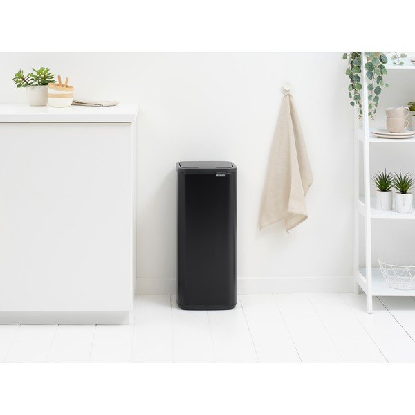 Matinės juodos spalvos šiukšliadėžė iš plieno, galima atidaryti palietus 30 l Bo Touch – Brabantia-image-1