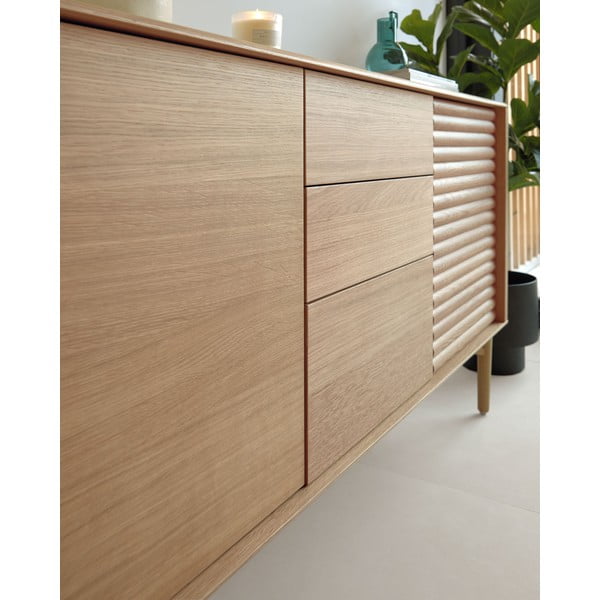 Žema šoninė spintelė natūralios spalvos iš ąžuolo 200x86 cm Lenon – Kave Home-image-4