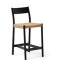 Juodos spalvos/natūralios spalvos iš ąžuolo masyvo baro taburetė (sėdynės aukštis 65 cm) Yalia – Kave Home