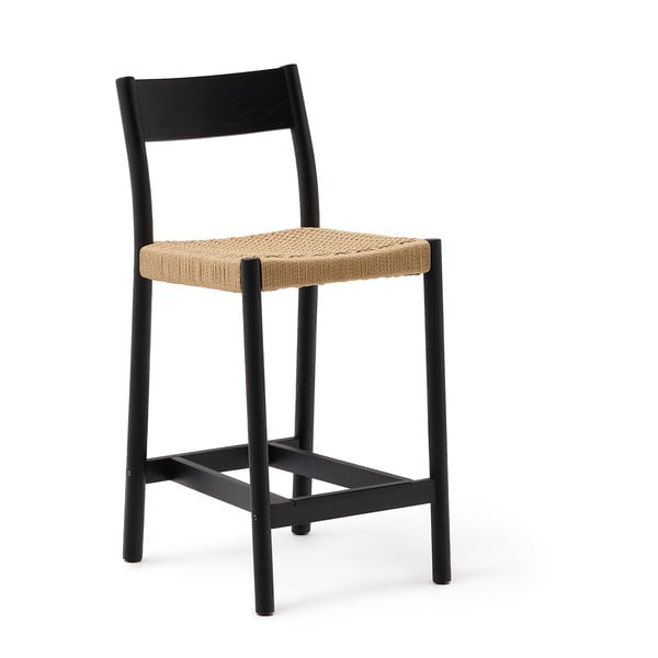 Juodos spalvos/natūralios spalvos iš ąžuolo masyvo baro taburetė (sėdynės aukštis 65 cm) Yalia – Kave Home