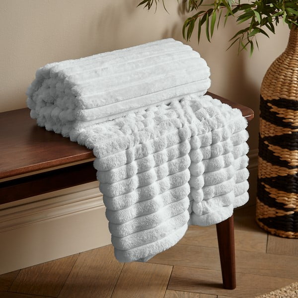Baltos spalvos iš mikropliušo antklodė ir pledas 130x170 cm Cosy Ribbed – Catherine Lansfield-image-1