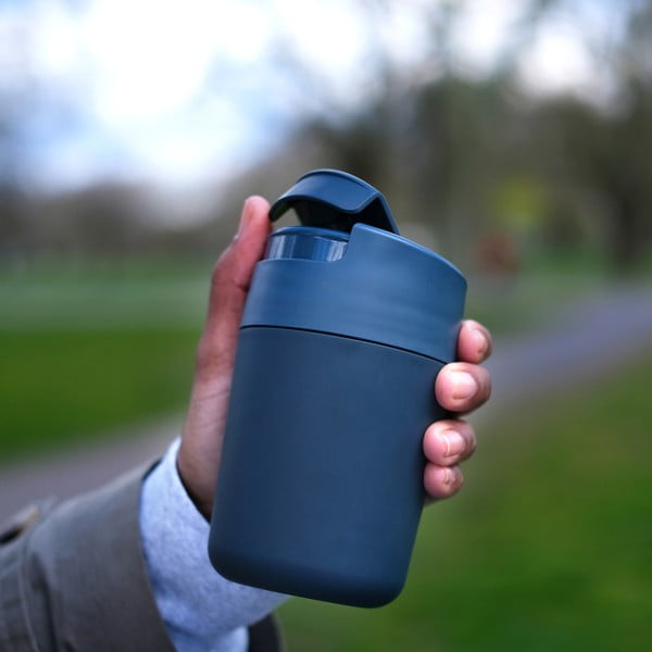 Kelioninis puodelis (ne termo) tamsiai mėlynos spalvos 340 ml Sipp – Joseph Joseph-image-2