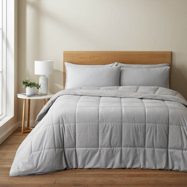 Šviesiai pilka dygsniuota mikroplyšo lovatiesė dvigulėms lovoms 200x220 cm Cosy Cord - Catherine Lansfield