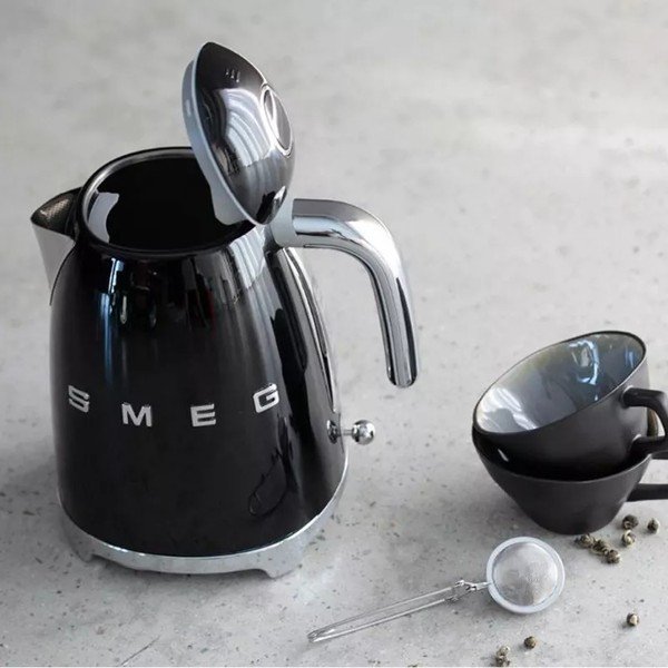 Virdulys iš nerūdijančio plieno juodos spalvos 1,7 l Retro Style – SMEG-image-1