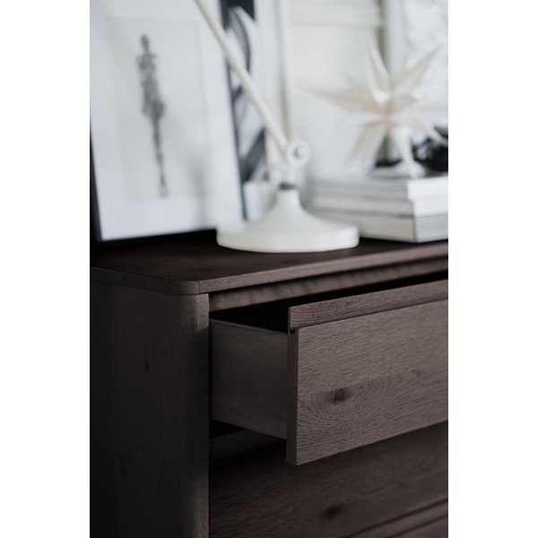 Tamsios natūralios spalvos šoninė spintelė iš ąžuolo 110x70x45 cm Melstone – Rowico-image-4