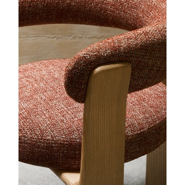 Natūralios spalvos/terakotos spalvos iš uosio masyvo valgomojo kėdė su porankiais Granite – Kave Home-image-3