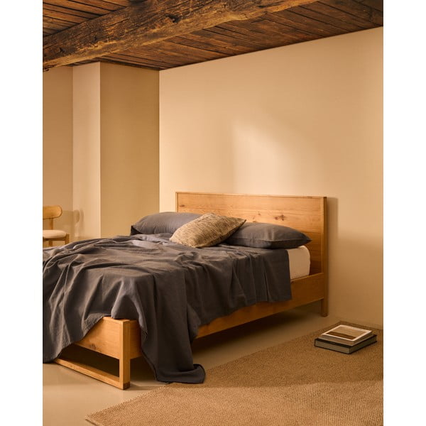 Natūralios spalvos iš ąžuolo masyvo dvigulė lova su lovos grotelėmis 180x200 cm Alguema – Kave Home-image-1