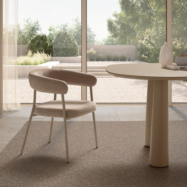 Smėlio spalvos iš audinio valgomojo kėdžių komplektas su porankiais 2 vnt. Yuri – MOME-image-1