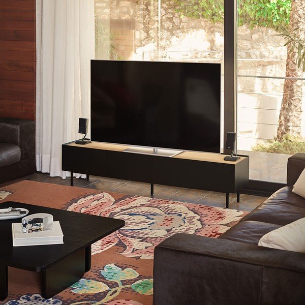 TV spintelė juodos spalvos/natūralios spalvos iš ąžuolo 180x45 cm Arista – Teulat-image-1