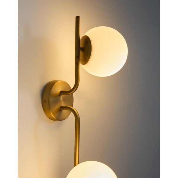 Baltos spalvos/auksinės spalvos sieninė lempa Brisia – Kave Home-image-2