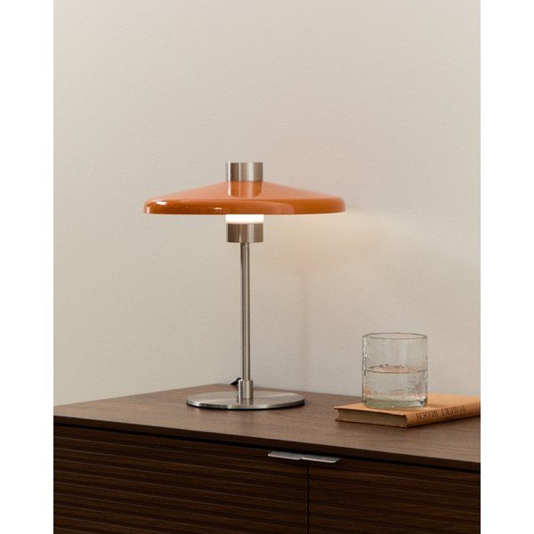 Oranžinės spalvos stalinis šviestuvas (aukštis 32,5 cm) su metaliniu gaubtu Nuvira – Kave Home-image-1