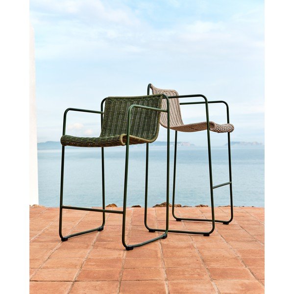Pilkai žalios spalvos metalinė sodo baro taburetė Maurina – Kave Home-image-3
