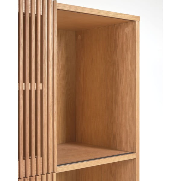 Knygų spinta  natūralios spalvos iš ąžuolo su stumdomomis durimis 85x170 cm Beyla – Kave Home-image-3