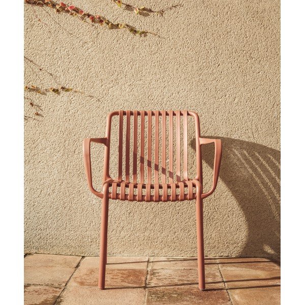 Terakotos spalvos plastikinė sodo kėdė Isabellini – Kave Home-image-1