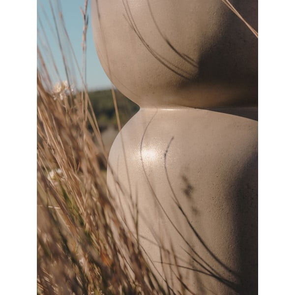 Iš betono apvalios formos sodo šoninis staliukas ø 32 cm Garbet – Kave Home-image-2