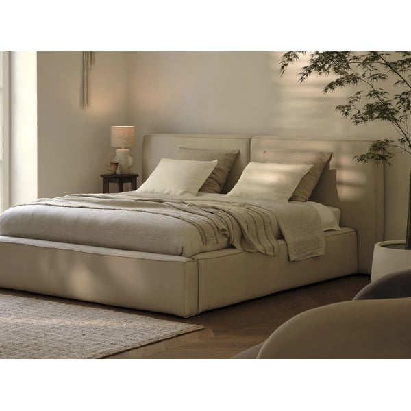 Dvigulė lova smėlio spalvos audiniu dengta su sandėliavimo vieta su lovos grotelėmis 180x200 cm Arendal – Cosmopolitan Design-image-1