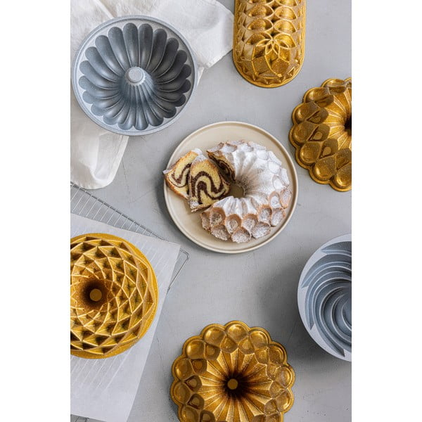 Kepimo forma, pagaminta iš aukso spalvos lieto aliuminio Bonami Selection Lotus-image-2