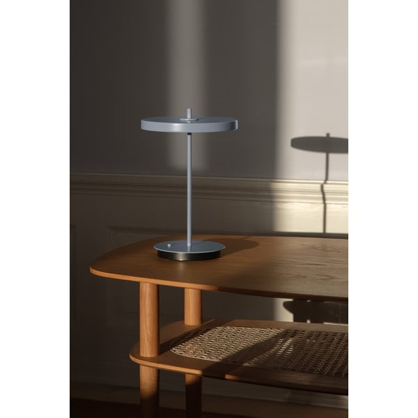 Šviesiai mėlynos spalvos iš metalo stalinis šviestuvas LED (aukštis 31 cm) su metaliniu gaubtu Asteria Move – UMAGE-image-1