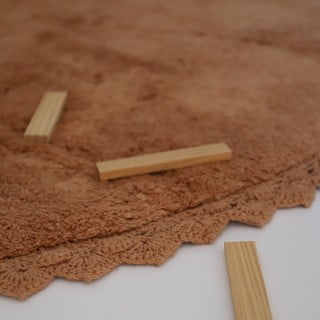 Skalbiamas/rankų darbo iš medvilnės apvalios formos kilimas raudonos plytų spalvos ø 110 cm Perla Toffee – Nattiot