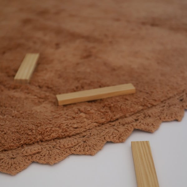 Skalbiamas/rankų darbo iš medvilnės apvalios formos kilimas raudonos plytų spalvos ø 110 cm Perla Toffee – Nattiot-image-1