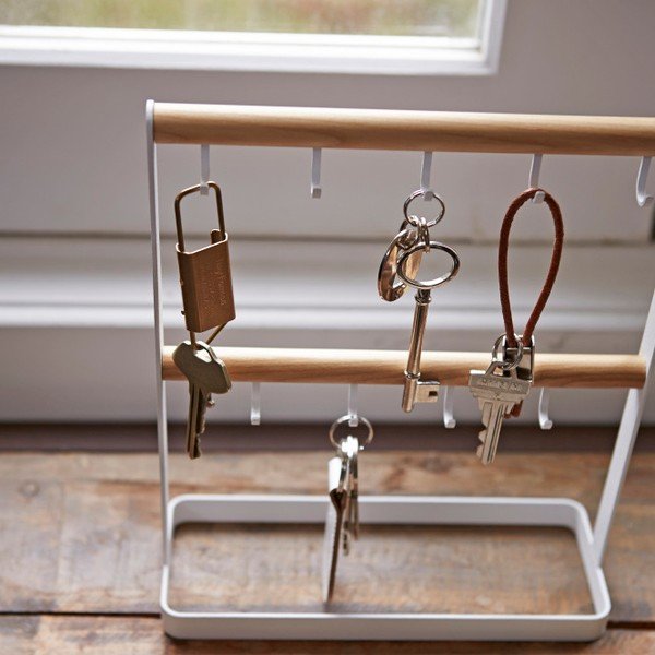 Baltas stalo raktų laikiklis su buko medienos detalėmis YAMAZAKI Tosca-image-3