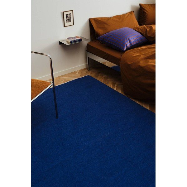 Rankų darbo mėlynos spalvos iš vilnos mišinio kilimas 70x150 cm Row – Jotex-image-1