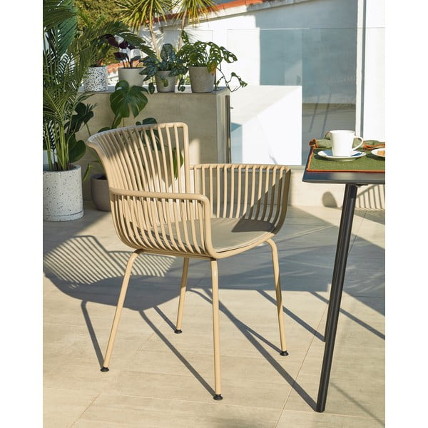 Smėlio spalvos metalinė/plastikinė sodo kėdė Surpika – Kave Home-image-1