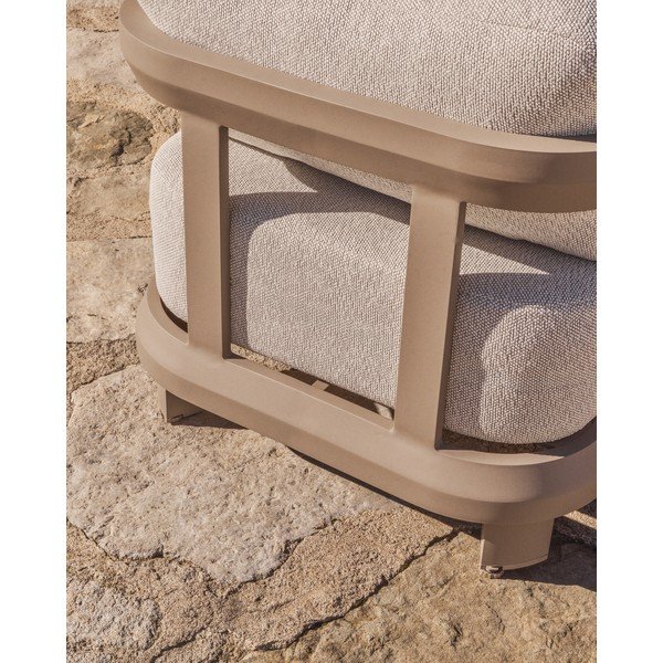 Kreminės spalvos/taupe spalvos paminkštinto audinio sodo krėslas Nerano – Kave Home-image-3