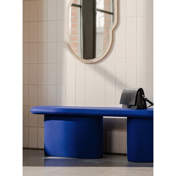 Mėlynos spalvos paminkštinto audinio suolas iš vilnos Rull – noo.ma-image-1