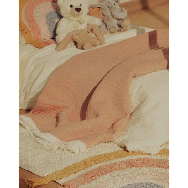 Rausvos spalvos iš muslino vaikiškas pledas 130x170 cm Nafine – Kave Home-image-3
