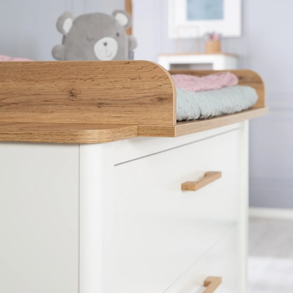 Žema su vystymo stalu vaikiška šoninė spintelė baltos spalvos iš ąžuolo 119x100 cm Ava – Roba-image-3