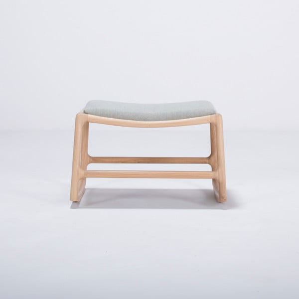 Ąžuolo medžio konstrukcijos osmanas su mėlynai pilkos tekstilės sėdyne Gazzda Dedo