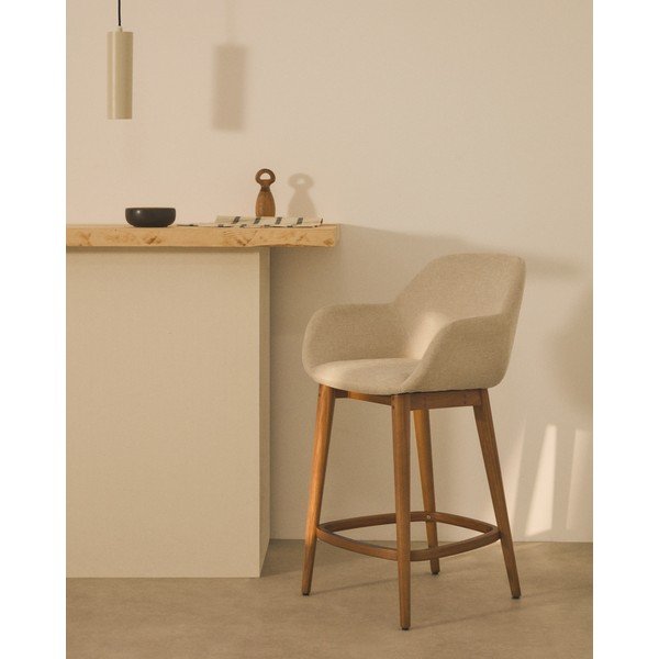 Smėlio spalvos iš audinio baro taburetė su porankiais (sėdynės aukštis 66 cm) Konna – Kave Home-image-1