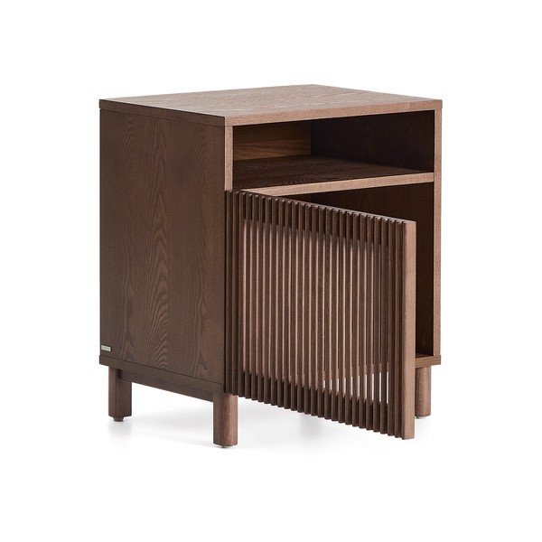 Tamsiai rudos spalvos naktinis staliukas iš riešutmedžio su lentynomis Beyla – Kave Home-image-4